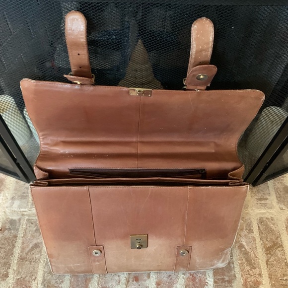 Volare Tan Leather Unisex Messenger Bag - Picture 3 of 15